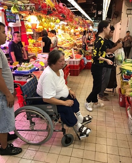 洪金宝坐轮椅去市场买菜 三个佣人陪伴左右霸气十足（组图） - 2