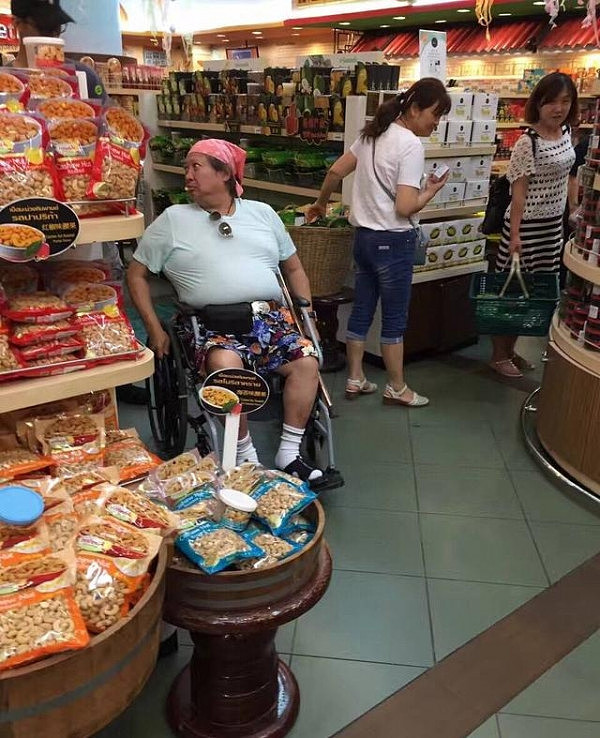 洪金宝坐轮椅去市场买菜 三个佣人陪伴左右霸气十足（组图） - 4