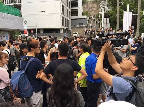 昨晚，内地的学生组织起来了，校外的香港市民也来支援了（图） - 1