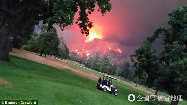 森林大火在身后肆虐，他们淡定打高尔夫（组图） - 4