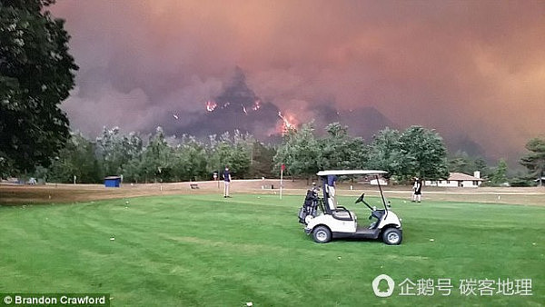 森林大火在身后肆虐，他们淡定打高尔夫（组图） - 5