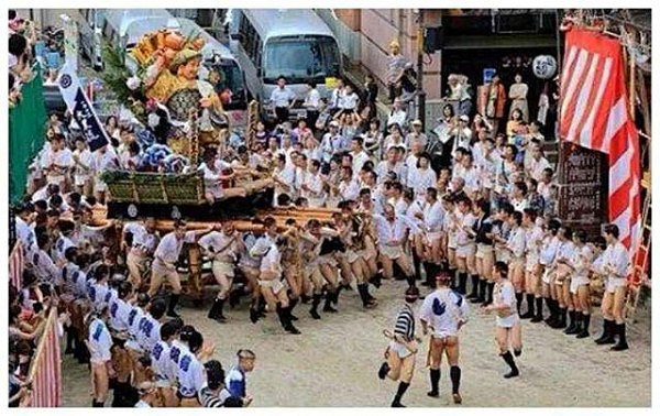 日本男人集体穿“纸尿裤”上街，中国游客直呼无法接受！