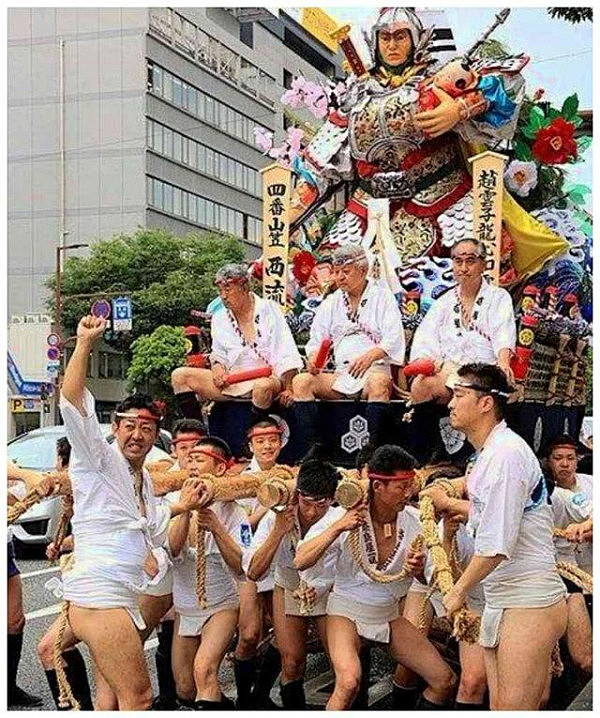 日本男人集体穿“纸尿裤”上街，中国游客直呼无法接受！