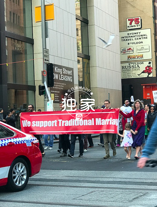悉尼街头出现反同性婚姻游行 目前抵达King Street苹果店附近（视频） - 3
