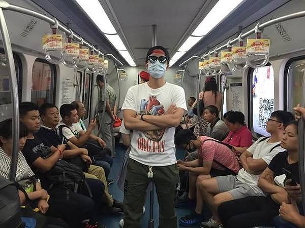男星现身北京地铁包裹严实 网友的评论亮了(组图) - 2