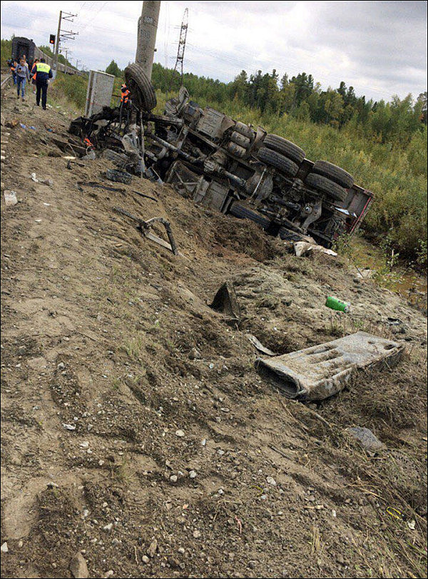俄罗斯一辆载有361人的火车与大卡车相撞 现场惨烈多人受伤（组图） - 4