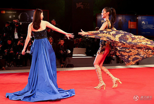 戚薇和日本女星红毯比美，被对方一个动作KO（组图） - 3