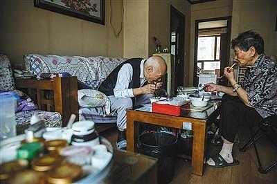 9月1日早晨，燕郊一养老院，张国英老人和老伴一起吃早餐。图片来源：新京报