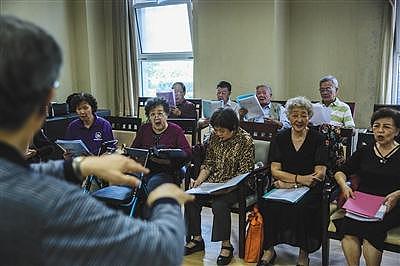 8月31日，燕郊一养老院，老人们正在排练歌曲。图片来源：新京报