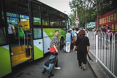 9月1日，回京办事的张国英老人坐班车到达国贸后，准备换乘公交车。图片来源：新京报