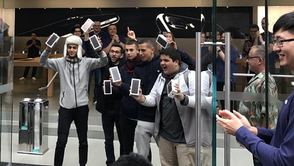 果粉疯狂！UNSW学生提前两周排队抢购！“我要买到全球第一台iPhone 8！”（视频） - 7
