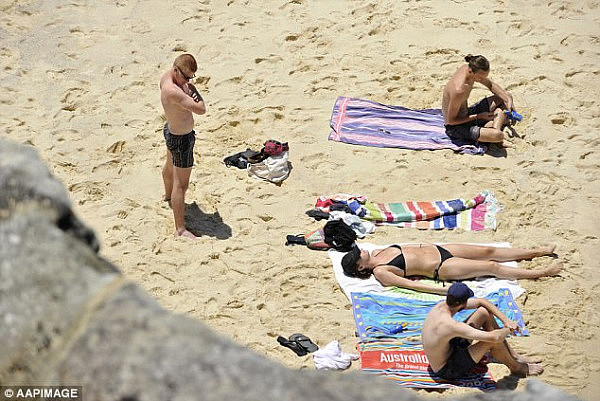 4425A9F400000578-4871692-Beachgoers_are_pictured_lying_on_the_sand_at_Tamarama_Beach_in_S-a-5_1505123686378.jpg,0