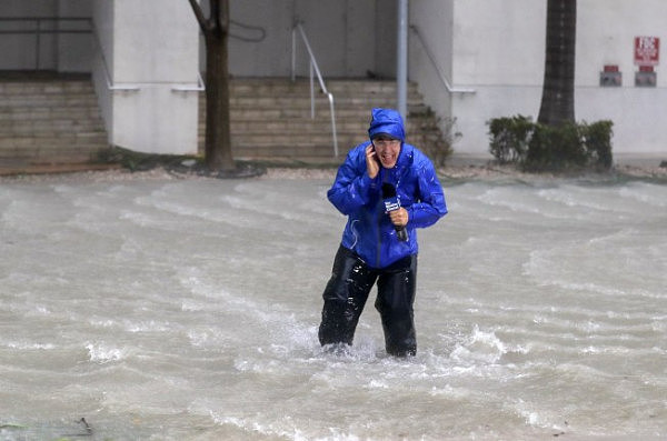 记者在狂风暴雨中冒死播报，他们到底在想什么？(图) - 1