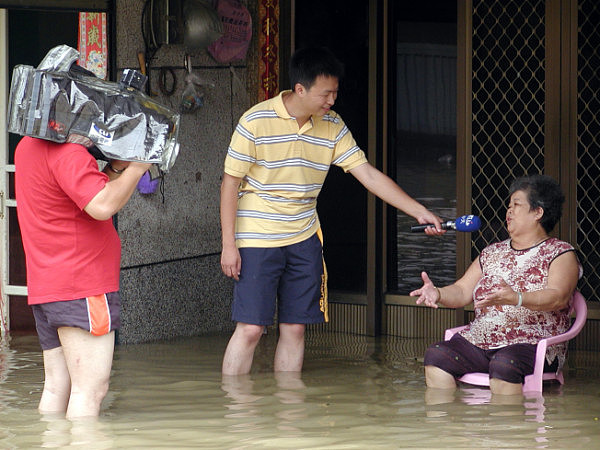 记者在狂风暴雨中冒死播报，他们到底在想什么？(图) - 3