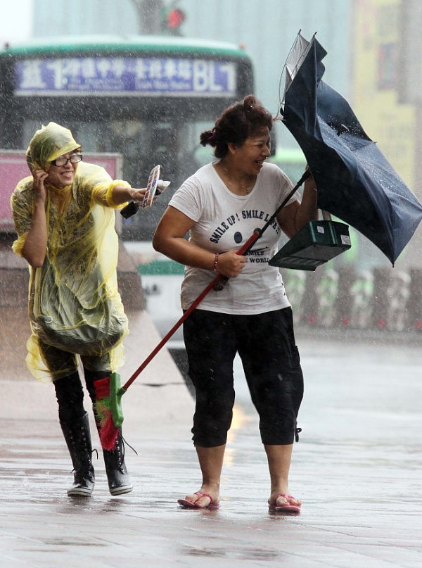 记者在狂风暴雨中冒死播报，他们到底在想什么？(图) - 4