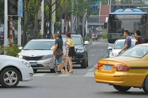 2名中国女游客在日本横穿马路被货车撞飞！这回日本交警还判司机无罪？ - 11