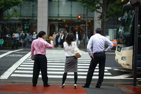 2名中国女游客在日本横穿马路被货车撞飞！这回日本交警还判司机无罪？ - 12