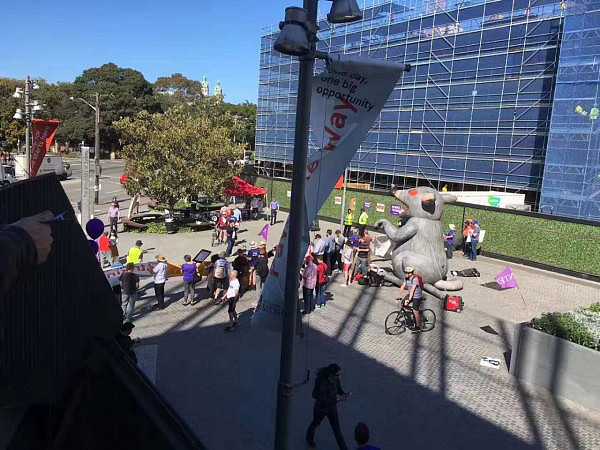 悉尼大学雇员举行罢工游行 抗议校方拒绝就薪资待遇问题进行谈判（组图） - 11