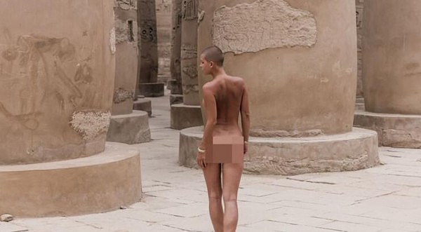 澳男在金字塔前为模特拍裸照遭逮捕 回国后公开大尺度照片（图） - 1
