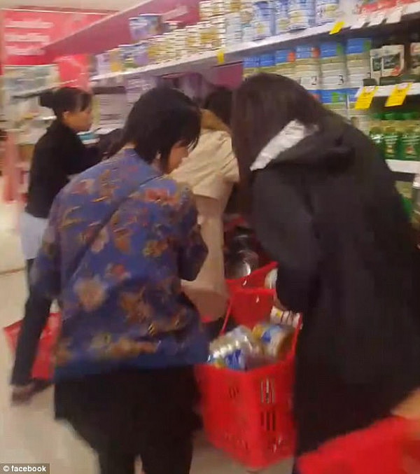 澳洲妈妈：“一群亚洲女人为抢奶粉大打出手，每天30秒扫空货架”！（视频） - 3
