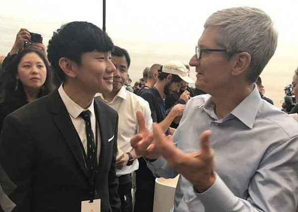 林俊杰成了华语娱乐圈第一个摸到iPhoneX的人，林志颖要哭了！