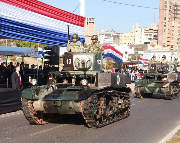 巴拉圭阅兵真奇葩 士兵们脖子缠蛇还开古董坦克（组图） - 7