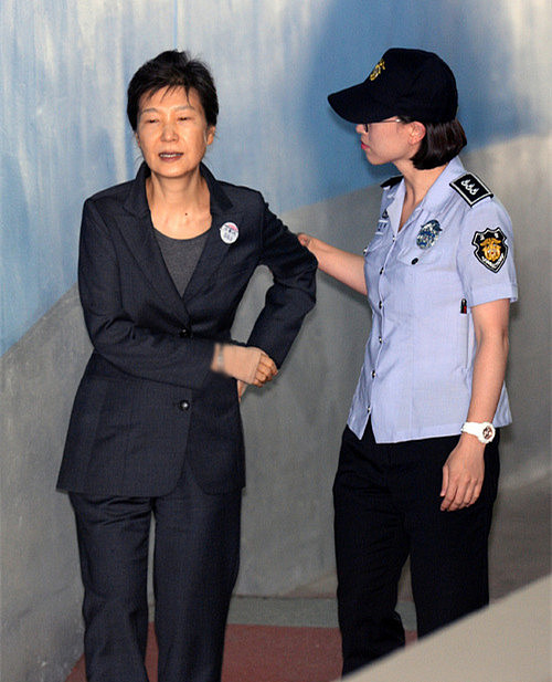 朴槿惠出席第71场公审 伸手掏口袋还跟狱警说话(图) - 1