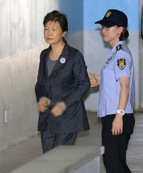 朴槿惠出席第71场公审 伸手掏口袋还跟狱警说话(图) - 2
