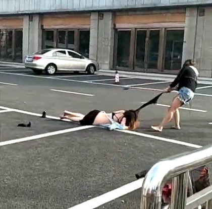 2女子争夫当街互殴 1人被撕得只剩内衣(图/视频) - 2