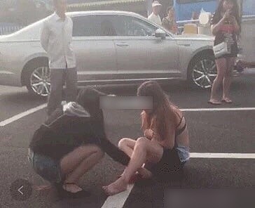 2女子争夫当街互殴 1人被撕得只剩内衣(图/视频) - 3