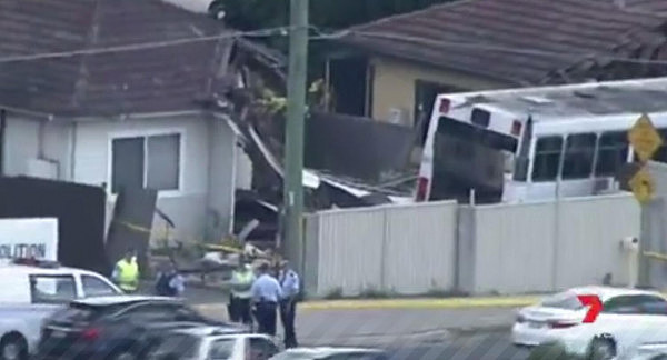 更新：公交车在North Ryde连撞2栋民宅造成3人受伤（图） - 5
