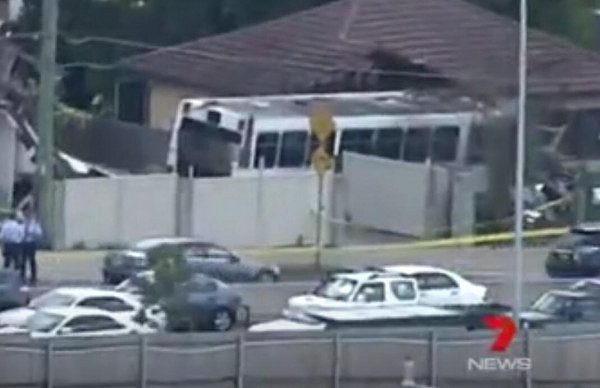 更新：公交车在North Ryde连撞2栋民宅造成3人受伤（图） - 2