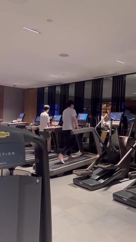 牛?BLG分享视频：接近凌晨4点，Bin和ELK在酒店跑步机上健身 - 1