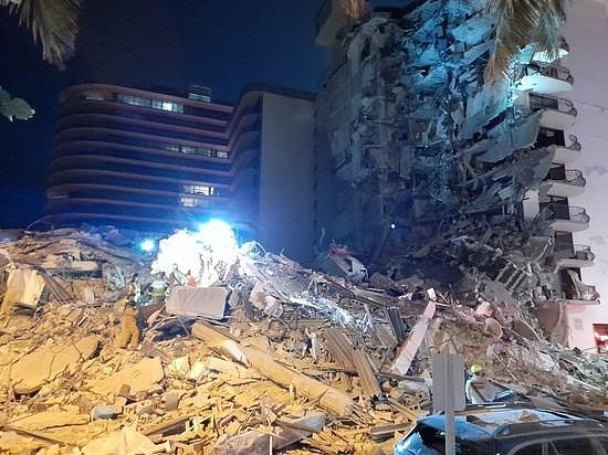 美国倒塌公寓剩余建筑被爆破：建筑瞬间顷刻倒塌、搜救已暂停 - 1