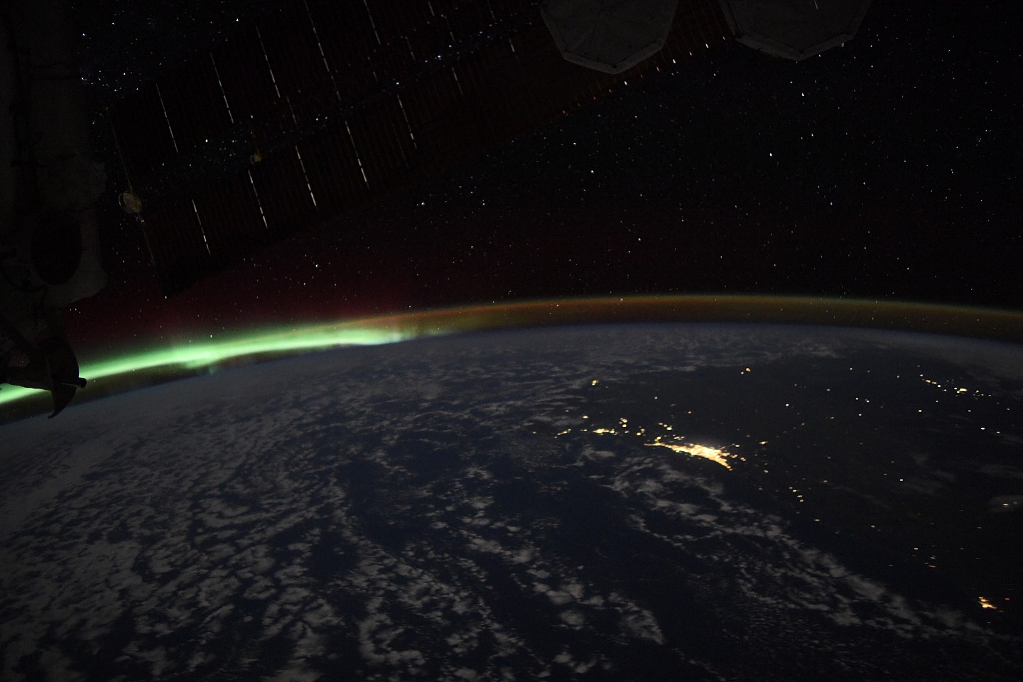 NASA宇航员分享从太空拍摄的壮丽绿色极光景象 - 4
