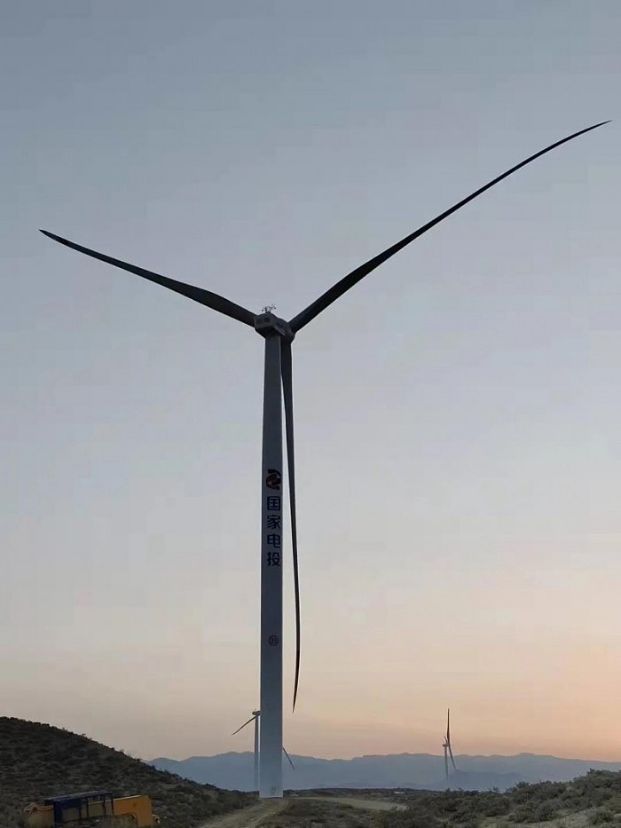 国内首台最大陆上风电机组在景泰吊装成功 - 1