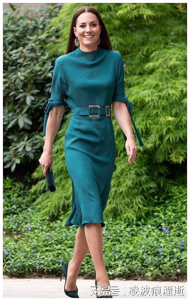 凯特出席时尚颁奖礼，穿翡翠绿连衣裙优雅不失时尚，吊打时尚达人 - 2