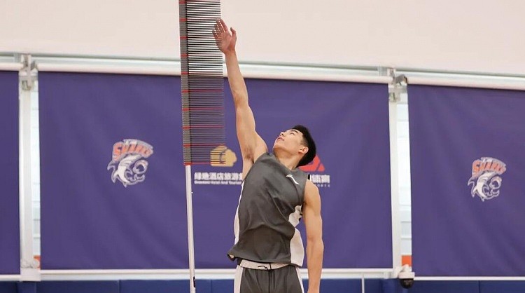上海男篮官方：郭昊文、可兰白克等8名队员通过体测 - 2