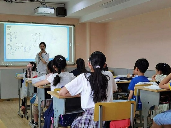 图为2021年7月，上海学而思一授课点的暑期数学补习课堂，根据新规，今后暑期将不得补习数学等学科类内容