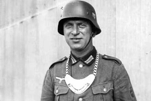 二战德国兵脖子上挂的半月形牌子是什么 又为什么要挂这个东西 - 1