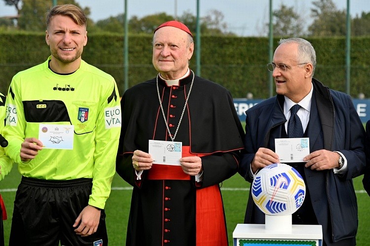 应教皇要求，因莫比莱执法慈善赛，比赛中还判罚了两粒点球 - 1