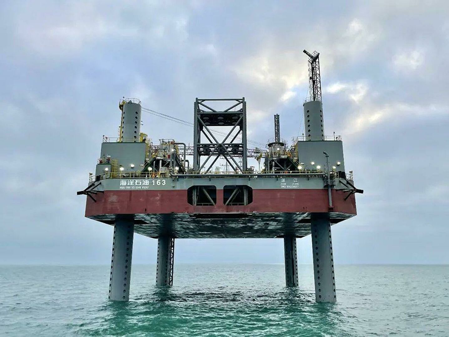 中国首座海上可移动自升式井口平台在北部湾海域投产 - 1