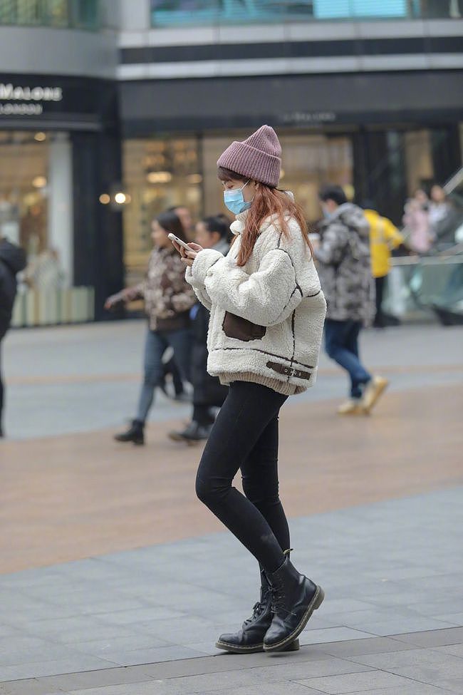 素人们的街拍好真实，重庆妹子大冬天的穿起了羊绒外套，但也很美 - 2