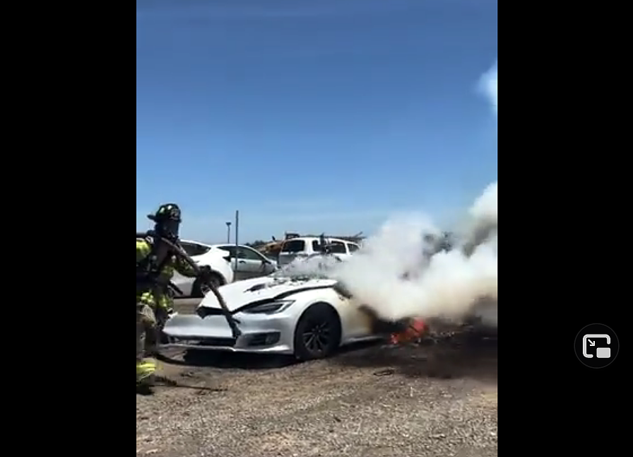 特斯拉Model S在拆车厂内起火 三周前曾发生事故 - 1