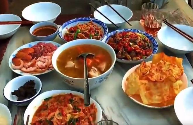 63岁杨丽萍湖边吃饭！与母亲共喝一碗汤，6个菜碟摆满一桌太丰盛 - 4