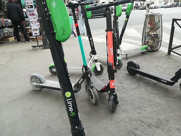 1200px-Scooters_on_the_sidewalk.jpg