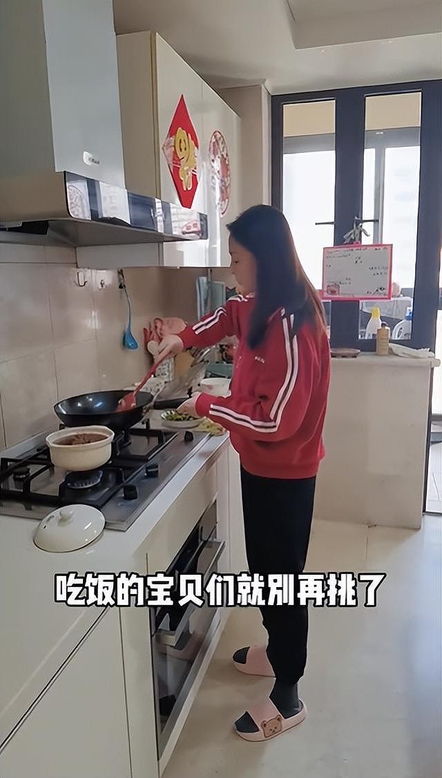 戴娇倩在晒上海隔离物资，两家人拼一箱蔬菜，自己还主动当志愿者 - 4