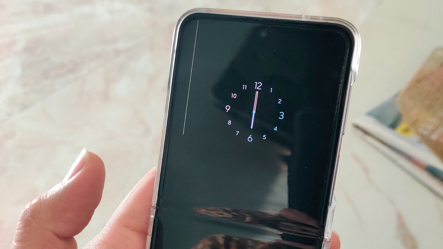 用户反映三星 Galaxy Z Flip 4 手机屏幕出现绿线，且售后不给换 - 2