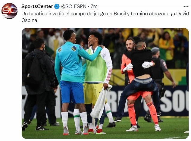 搞错了？巴西球迷闯入球场庆祝，却抱住了哥伦比亚门将奥斯皮纳
