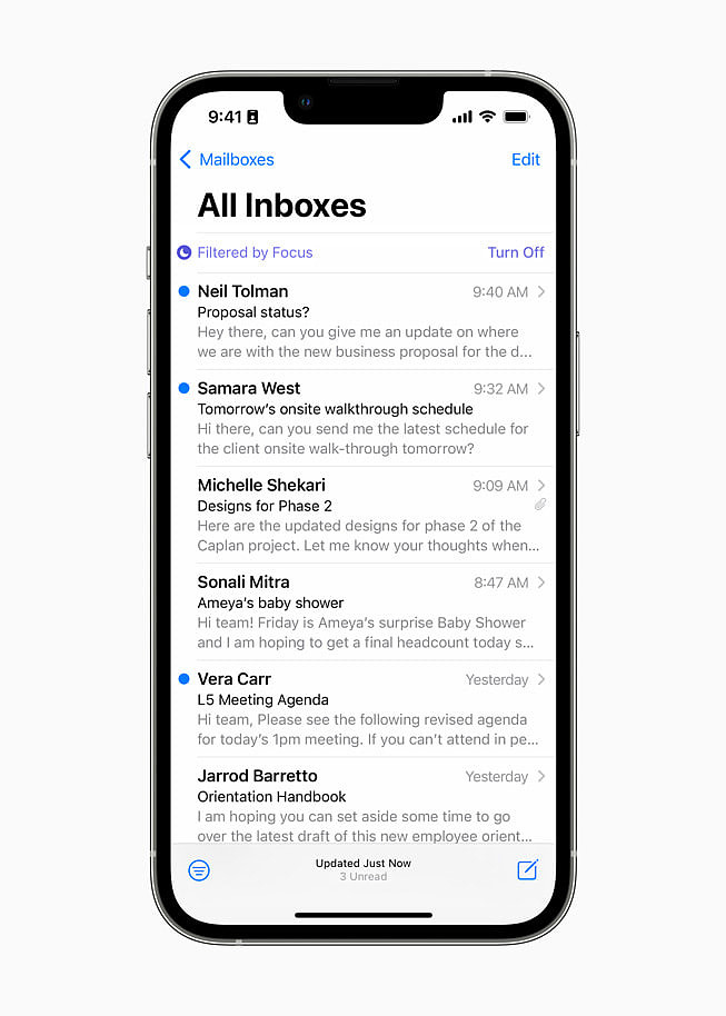 一名用户的邮件 App 收件箱显示出用户正在使用专注模式过滤邮件。